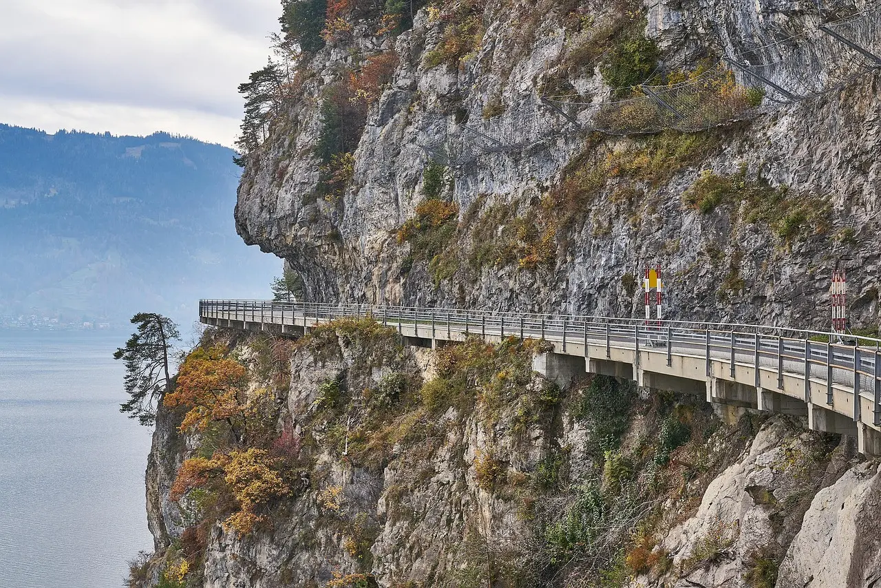 Lago Brienz com montanhas nevadas ao fundo e barco tradicional suíço