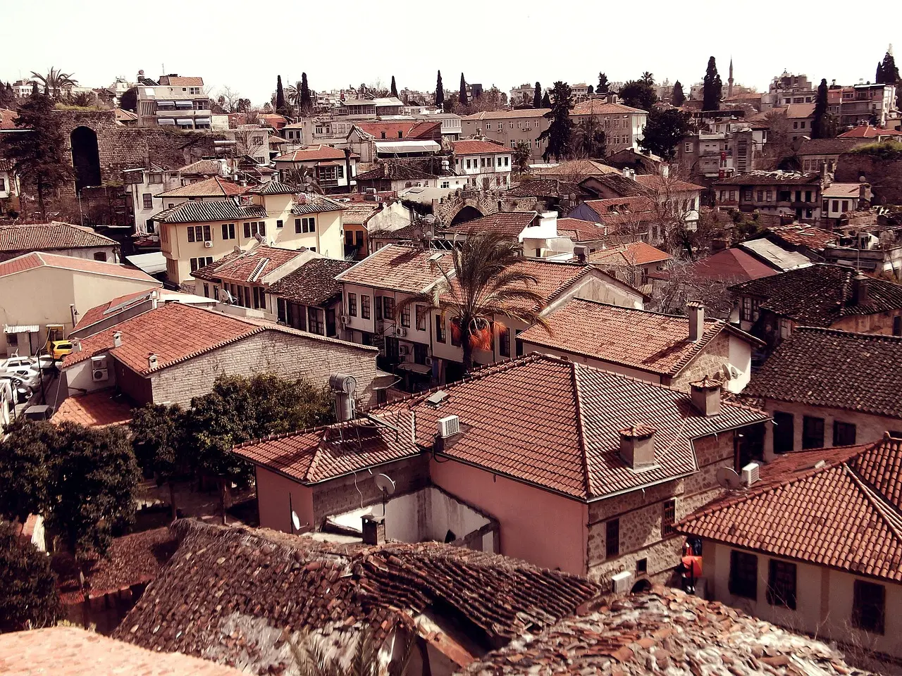 Vista do porto antigo de Antália com montanhas ao fundo