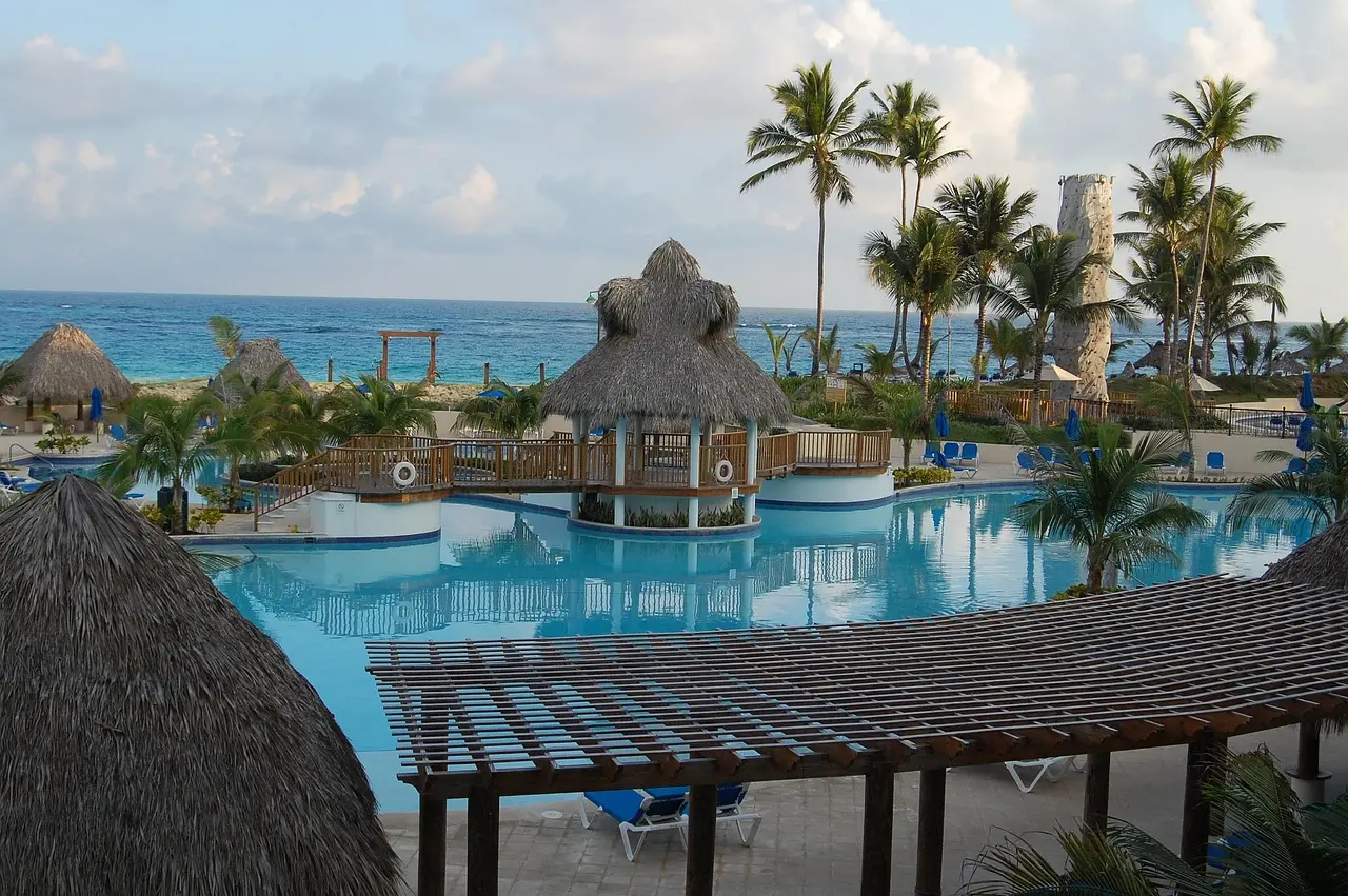 Comparação visual entre uma praia movimentada em Cancún e uma tranquila em Punta Cana.