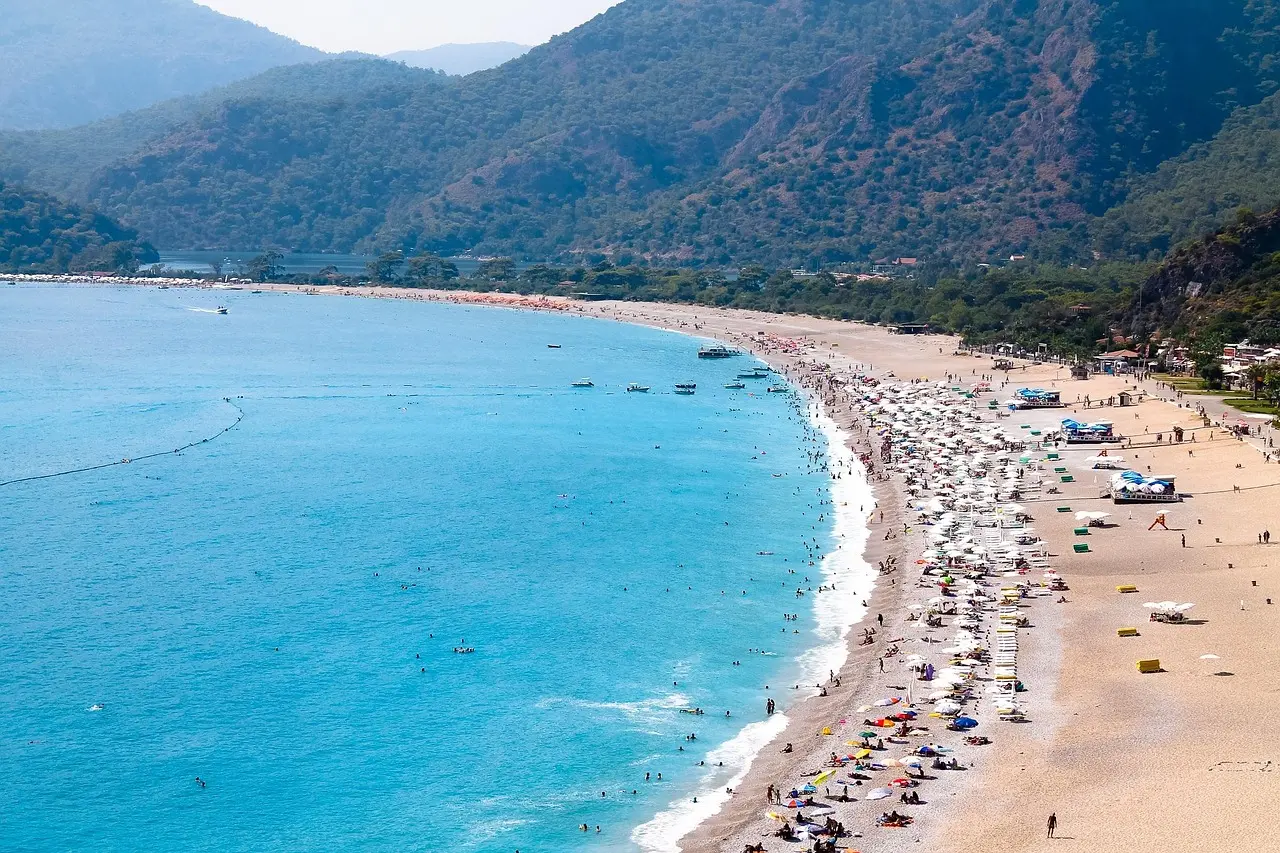 Vista aérea da Lagoa Azul de Ölüdeniz em Fethiye