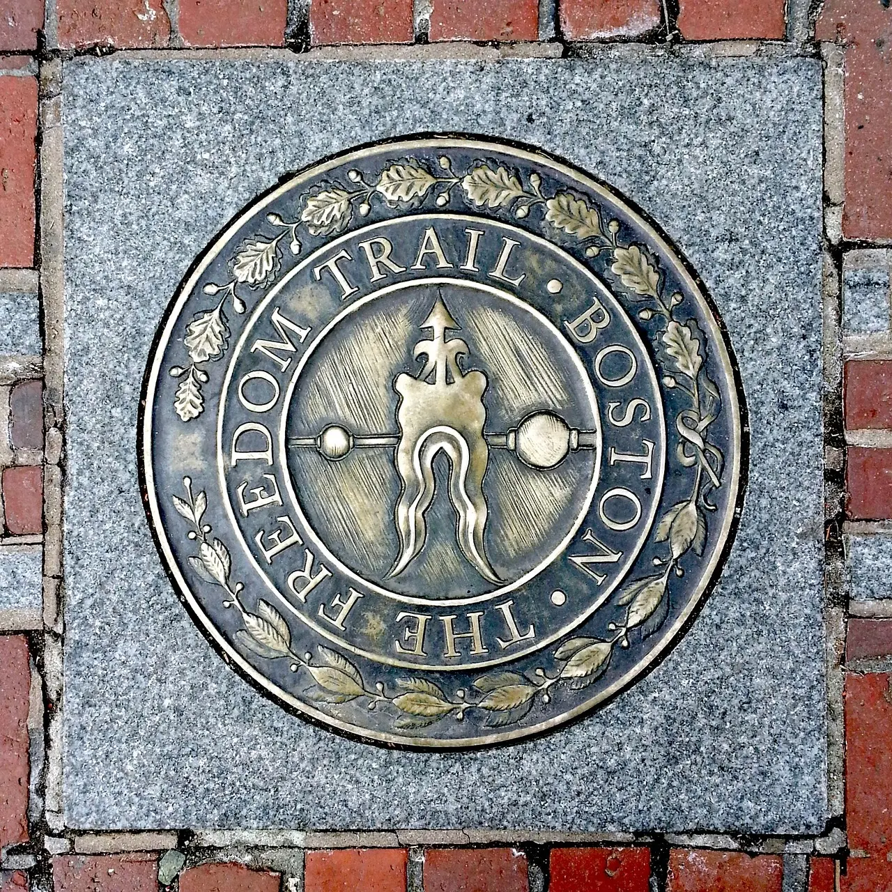 Trilha histórica Freedom Trail em Boston com prédios coloniais e folhas outonais