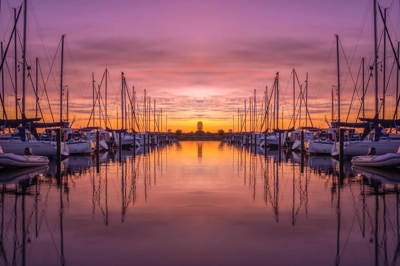 Barcos tradicionais no porto de Marmaris ao entardecer