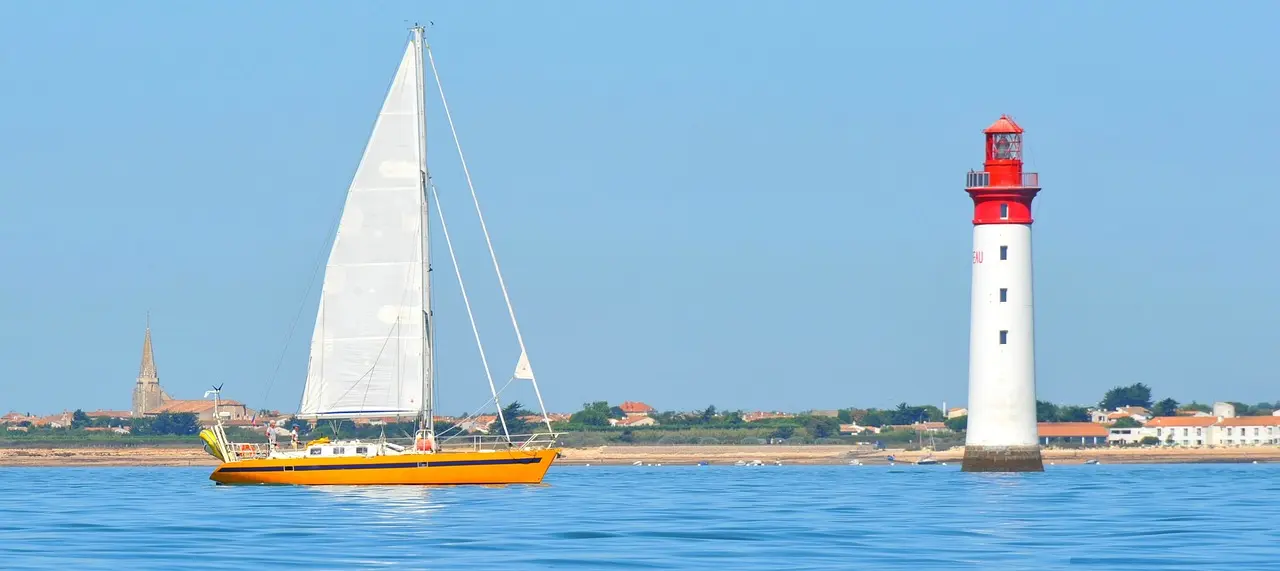 Vilarejo de Saint-Martin-de-Ré com casas brancas e telhados coloridos