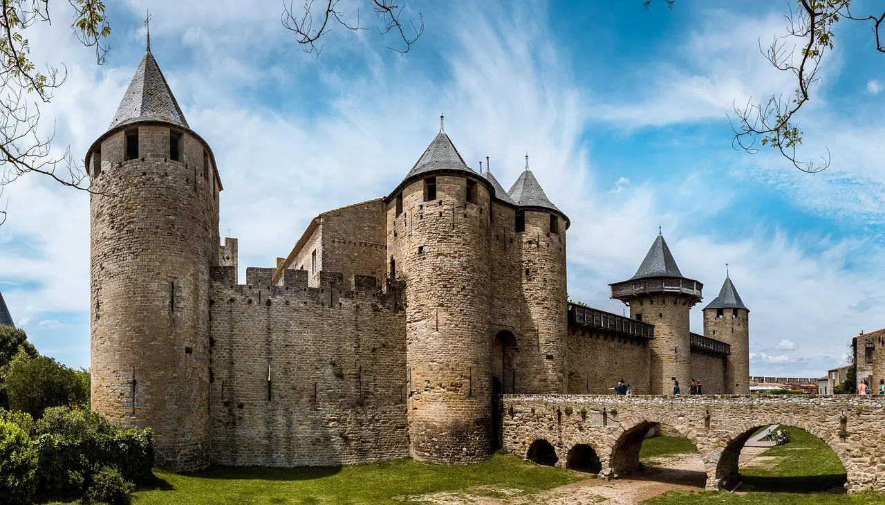 Vista aérea da Cité Medieval de Carcassonne com muralhas e torres