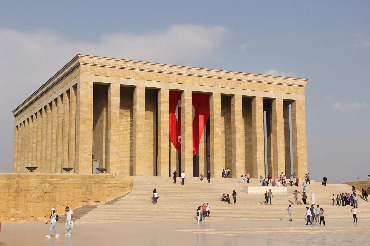 Mausoléu de Anıtkabir em Ankara com céu claro