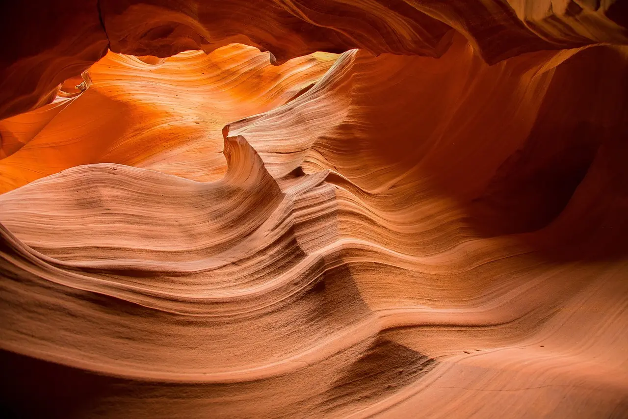Raios de sol iluminando as paredes onduladas do Antelope Canyon