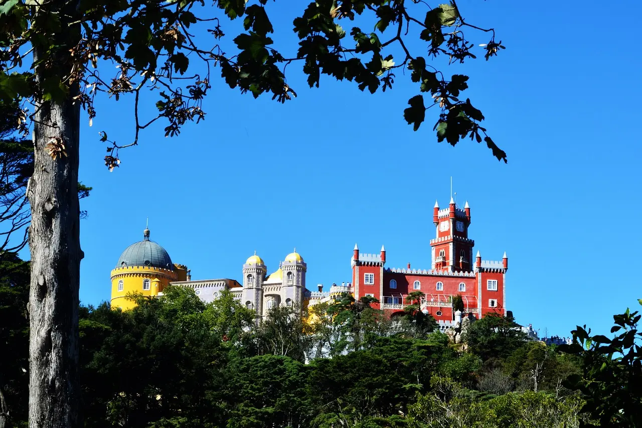 Palácio da Pena em Sintra cercado por névoa matinal e vegetação exuberante