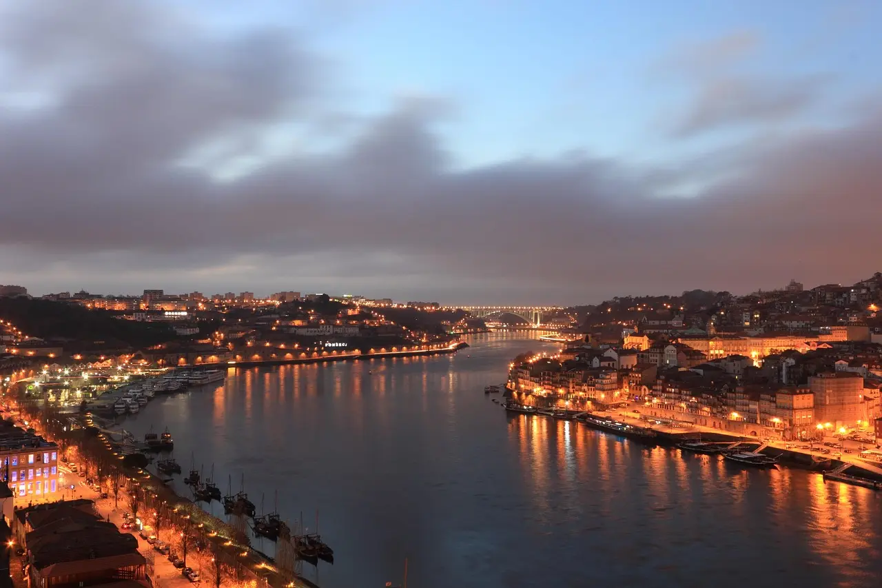 Vista do Rio Douro com ponte Dom Luís I e casario colorido do Porto