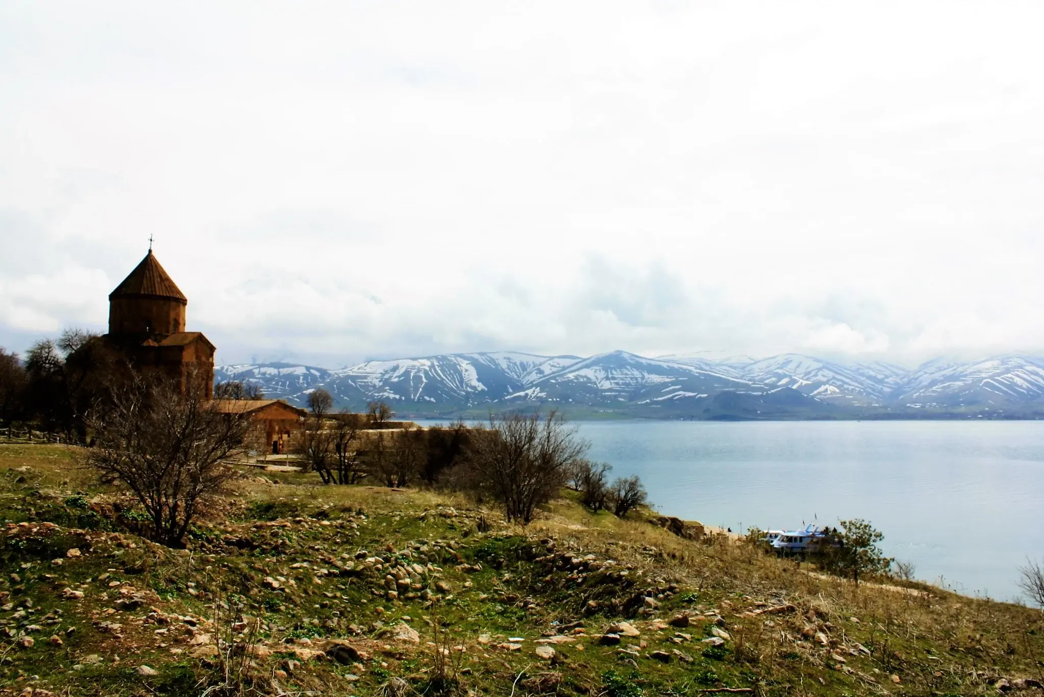 Mosteiro de Akdamar no Lago Van com montanhas ao fundo