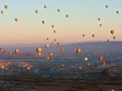 Balões coloridos sobre os vales da Capadócia ao nascer do sol
