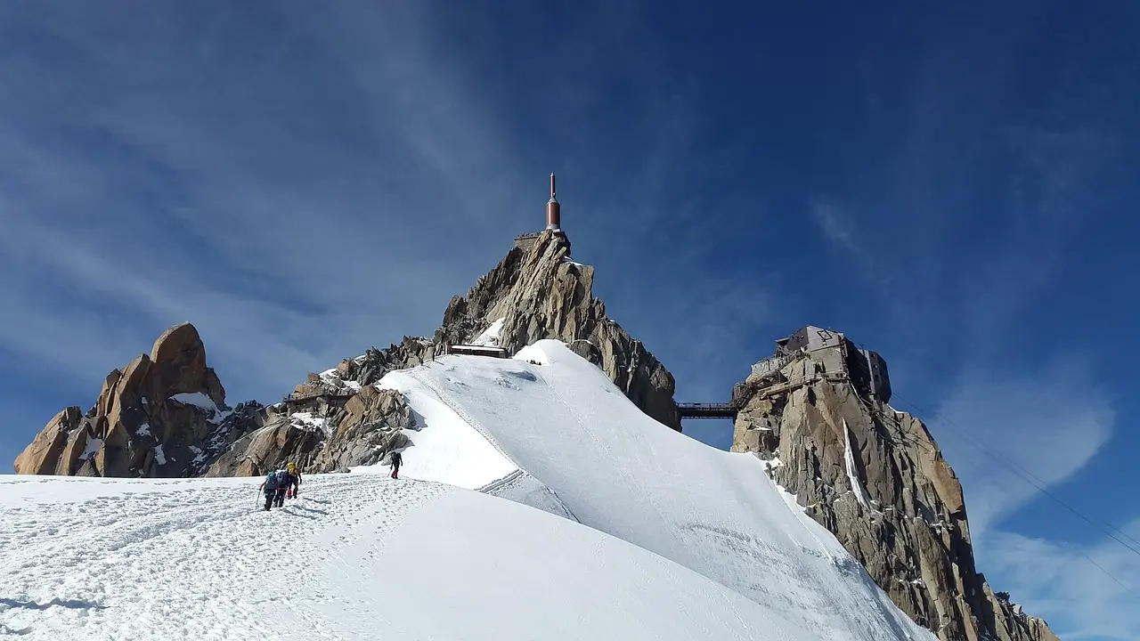 Vista do Monte Branco a partir de Chamonix com vila alpina ao fundo