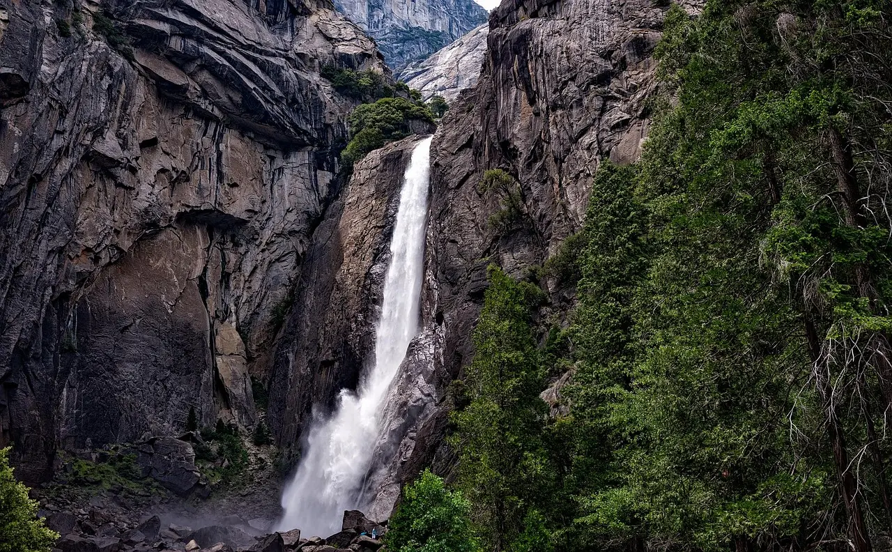 Cachoeira Yosemite Falls cercada por pinheiros e montanhas graníticas