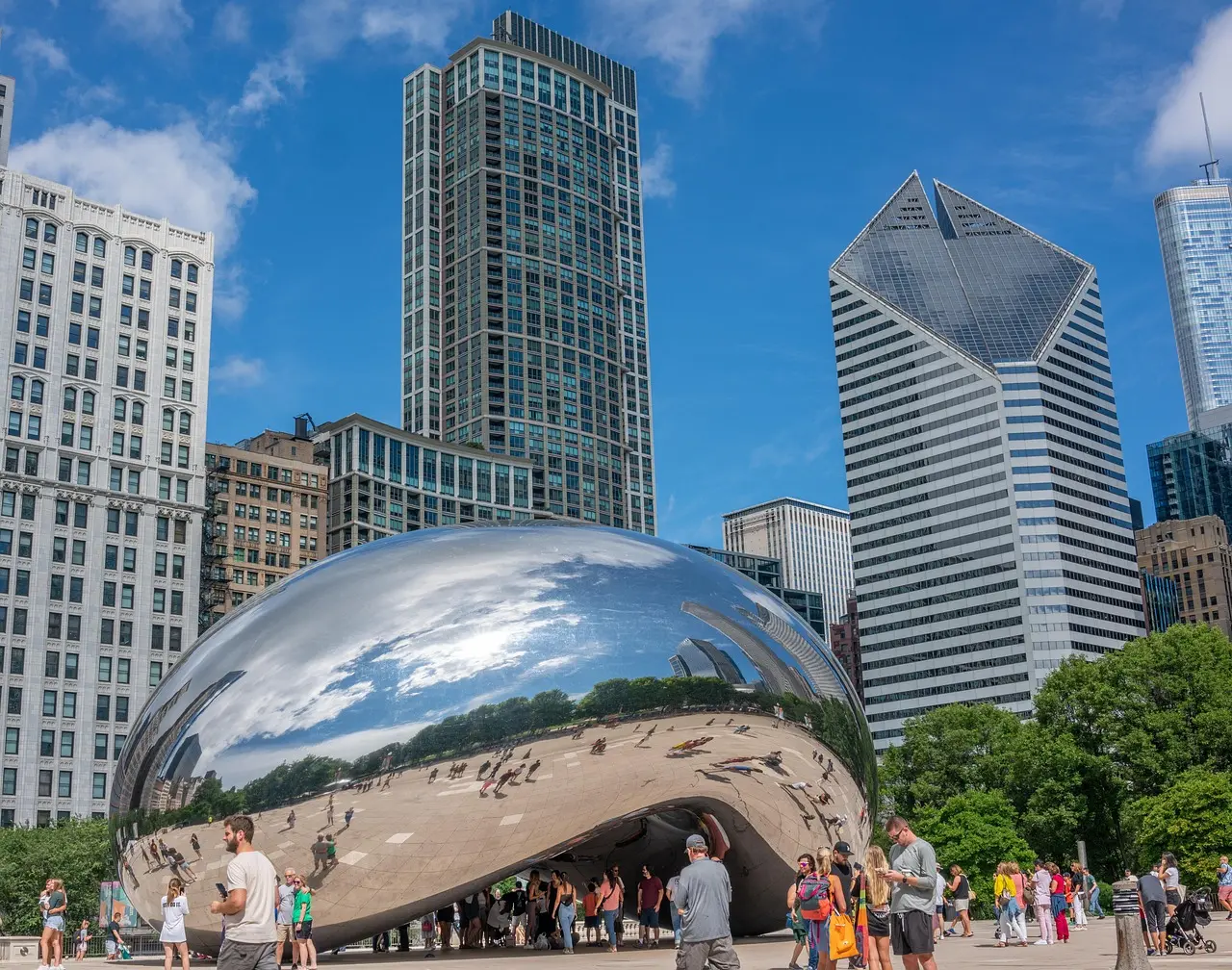 Escultura 'The Bean' no Millennium Park refletindo arranha-céus de Chicago