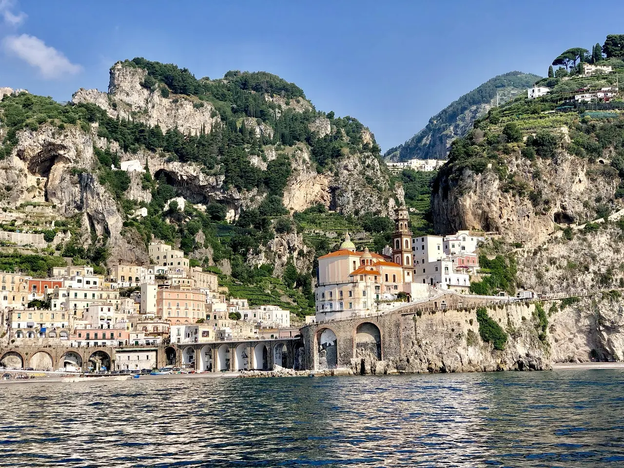 Vista panorâmica de Positano com casas coloridas à beira-mar