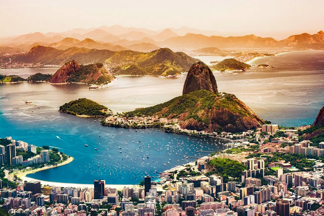 Crianças brincando na orla da Praia de Copacabana, Rio de Janeiro