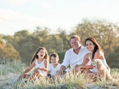 Família brasileira sorrindo em frente a uma paisagem natural no Brasil