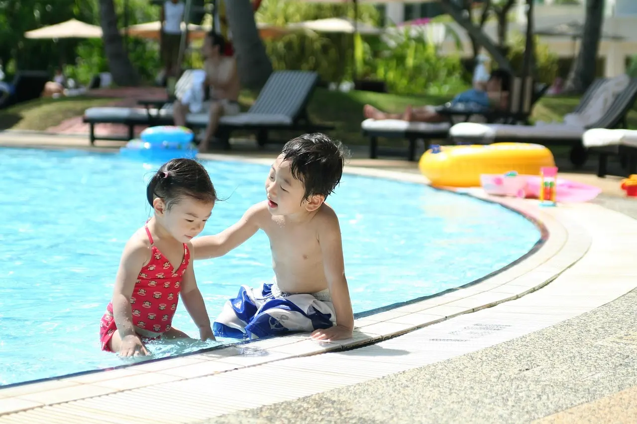 Resort familiar com piscina infantil e área de lazer cercada